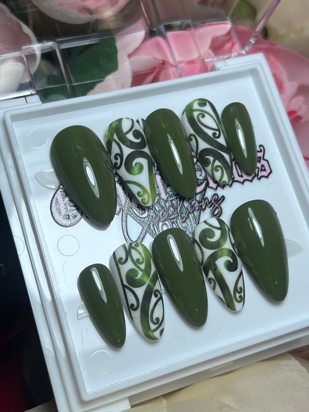 Olive Te Ao Marama | Handmade Gel Press Ons