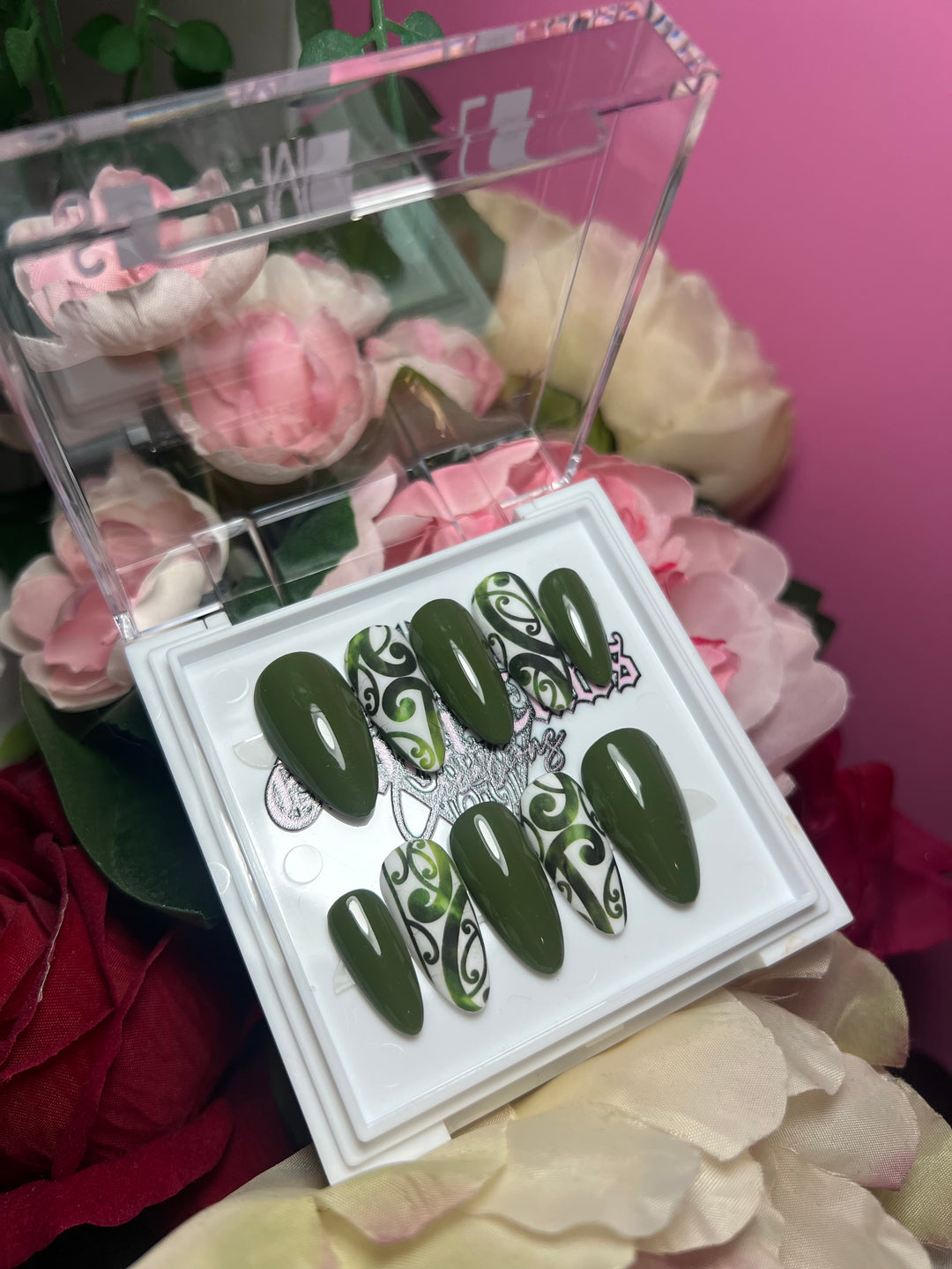 Olive Te Ao Marama | Handmade Gel Press Ons
