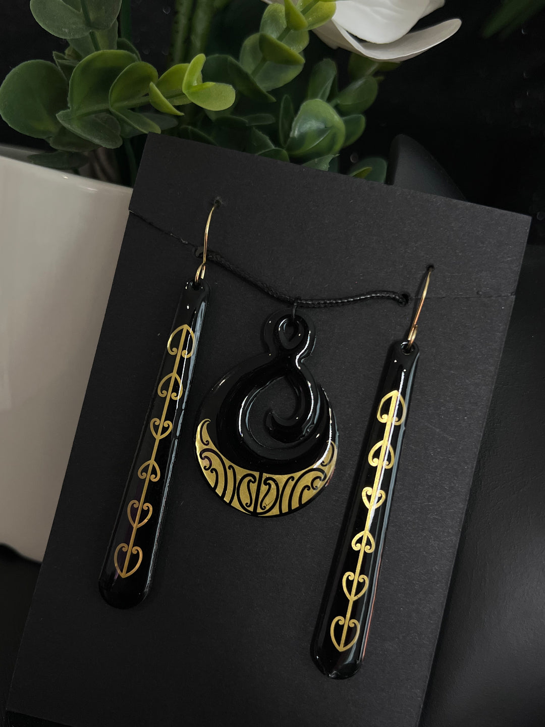 Mangopare Earrings & Pikoru Pendant (brushed gold)