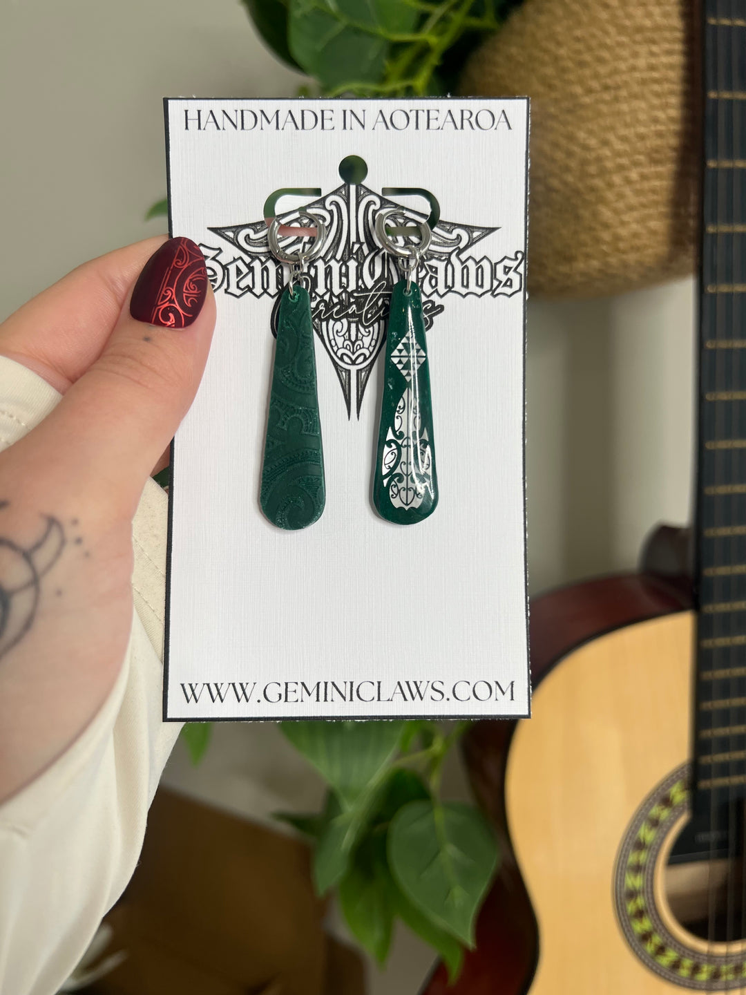 Emerald Petite Te Pō Roimata Huggie Earrings – Brushed Silver Design with Silver Finishings
