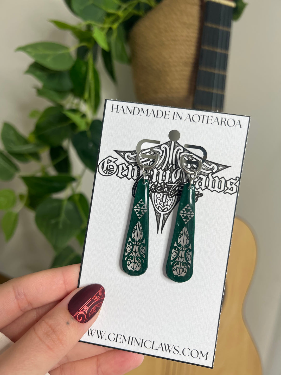 Emerald Petite Te Pō Roimata Huggie Earrings – Brushed Silver Design with Silver Finishings