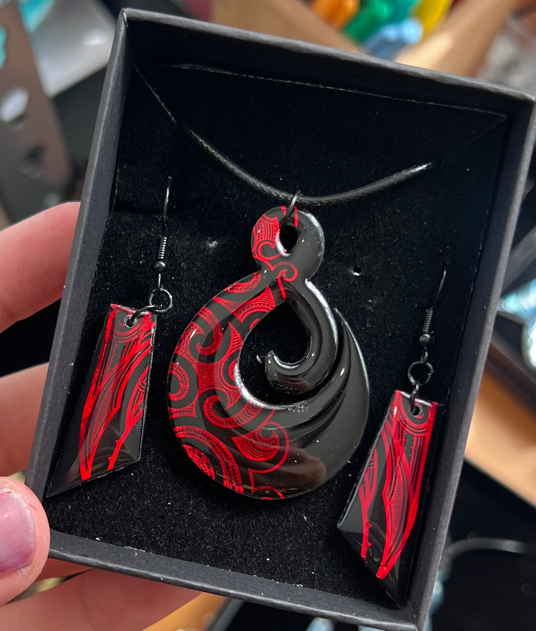 Black & Red | Matching Set | Short Earrings & Pikoru Pendant