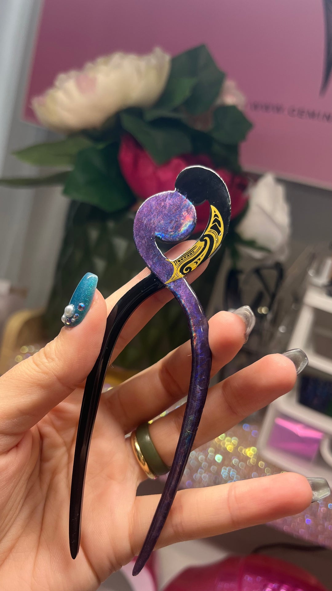 Te Hononga Heru | Black and Purple