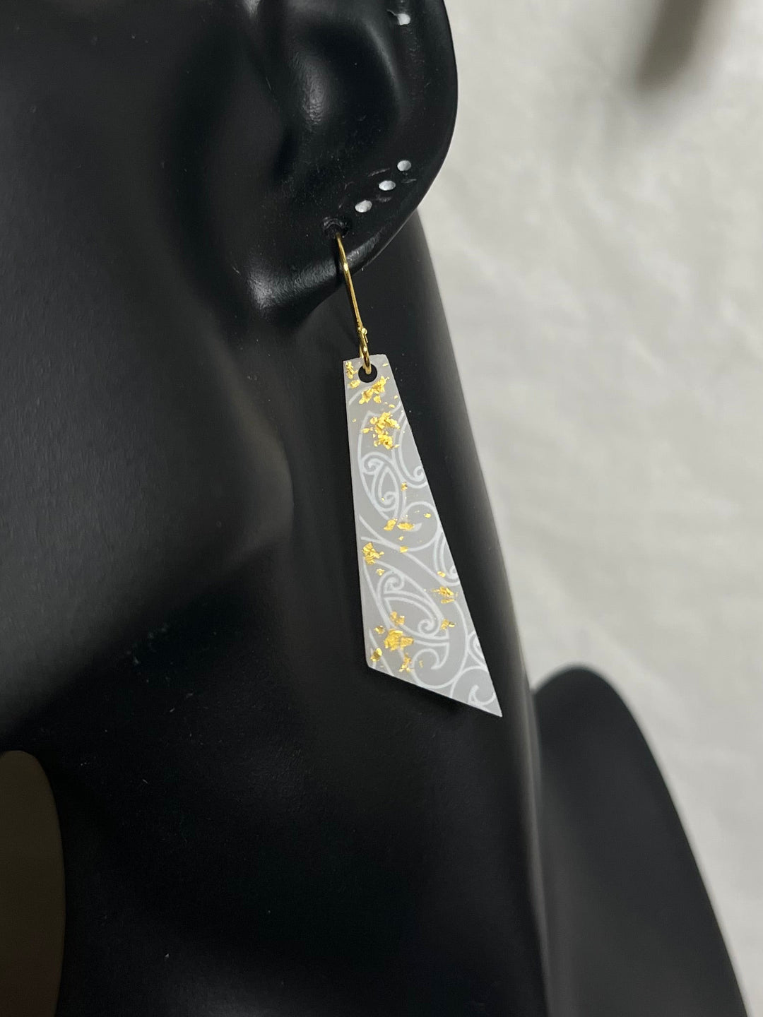 White Anamata | Gold Flakes | Medium Ahurei