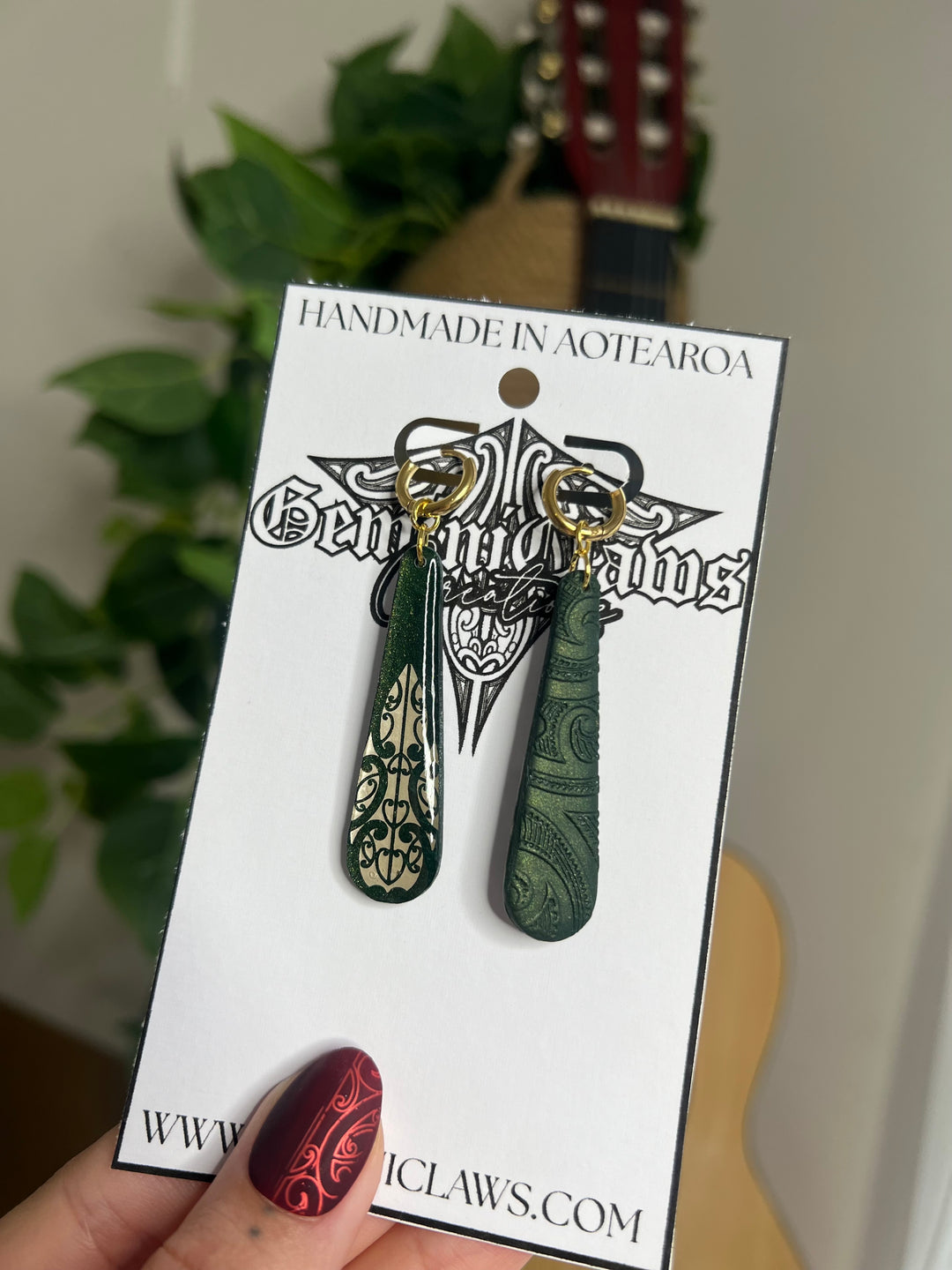 Vanilla Petite Te Pō Roimata Huggie Earrings – Gold Pearl Green Base with Gold Finishings