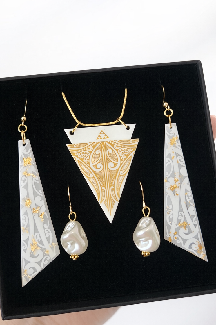 Te Ao Mārama Gold Set