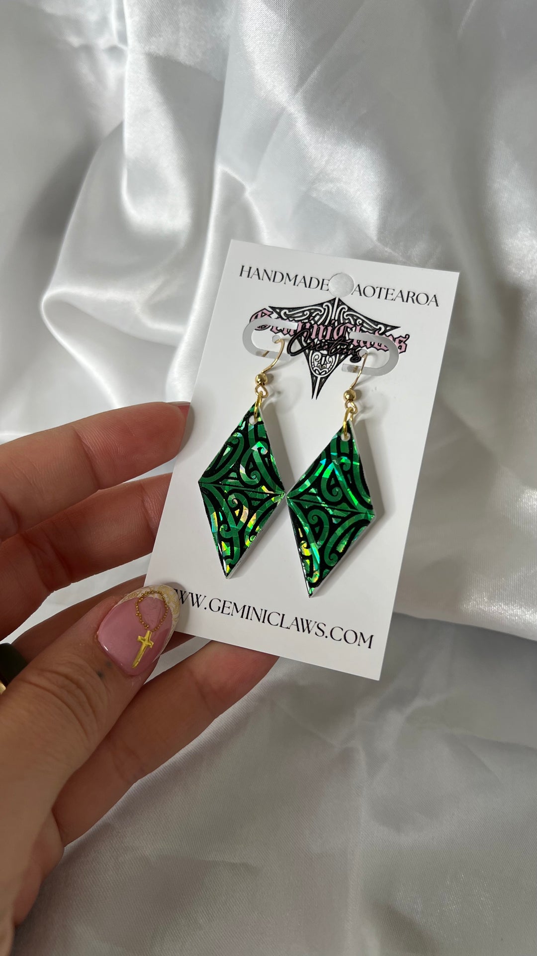 Tupuranga | Holo Kakariki | Taimana |  Gold Hooks