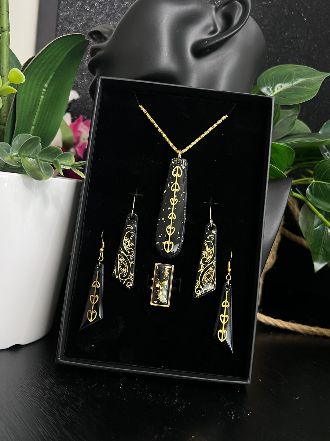 Large gift box | Black & Gold | Elegant | Earrings, Necklace, Ring