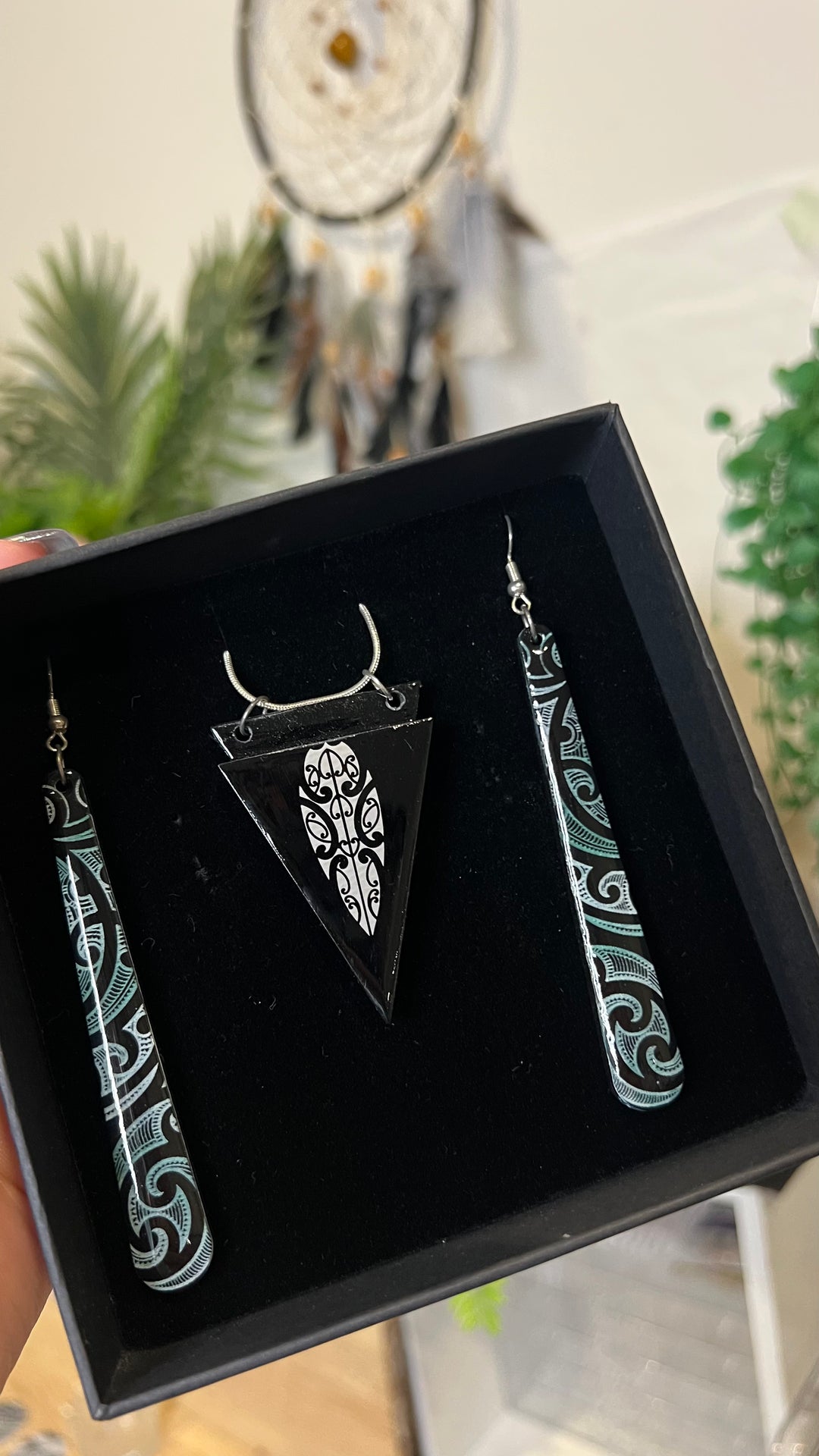 He Timatanga Hou – black silver &amp; green Set