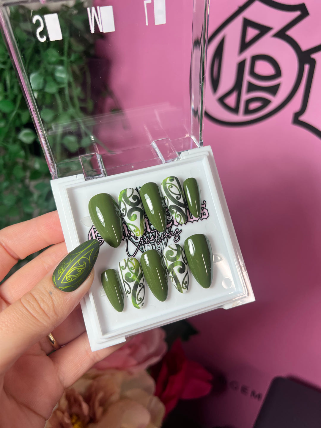 Olive Te Ao Marama | Handmade Gel Press Ons